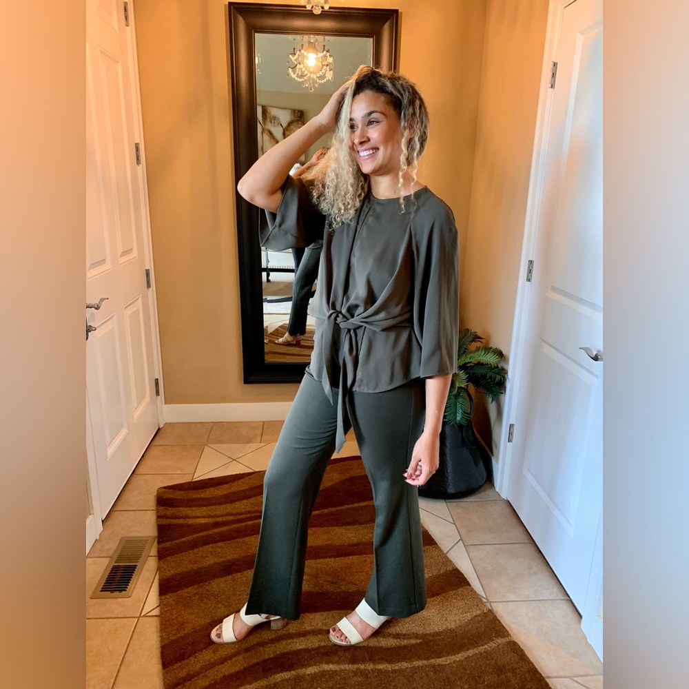 LN TOPSHOP BLOUSE. TIE WAIST, FLOWY SLEEVES, SEXY CUT OUT IN BACK & FRONT❤️ - Picture 2 of 9